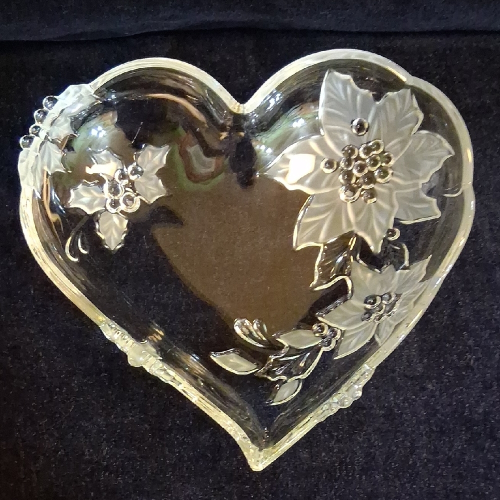 Mikasa Clear Glass Heart-shaped "Holiday Bloom" Serving Dish
